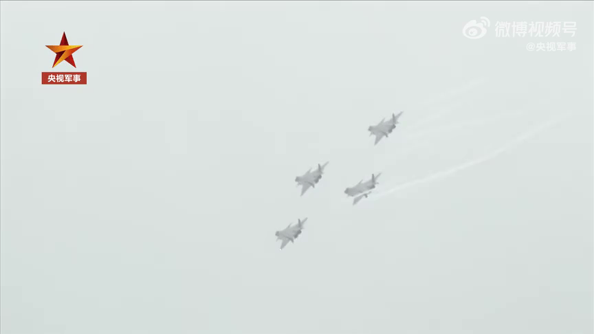 歼-20战机，在团队飞行表演中，4架歼-20钻石队形低空通场。
