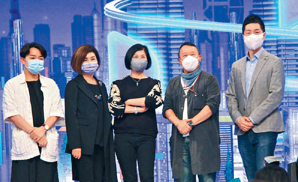 ■左起：王祖藍、樂易玲、曾勵珍、曾志偉及馬浚偉進行首輪面試。