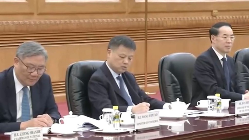 左起王文濤丶韓世明丶呂錄華參加會晤。央視新聞聯播