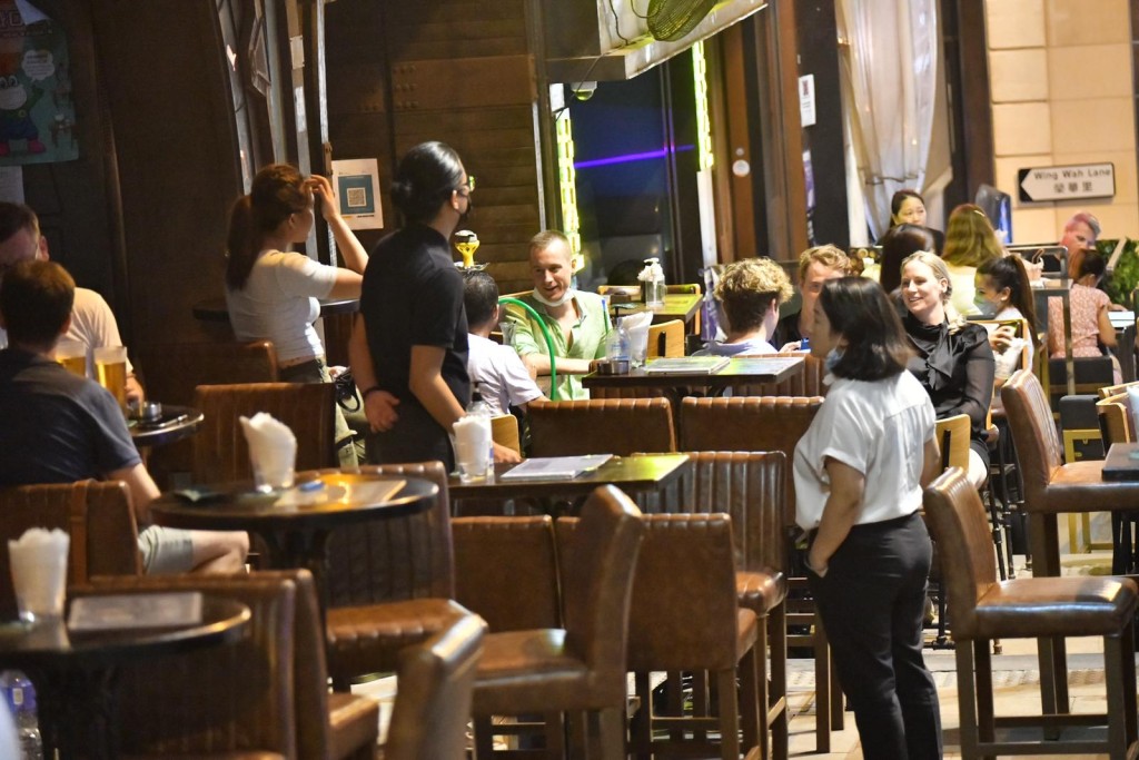 星期六晚上酒吧只是坐了零星幾枱客人，場面冷清。