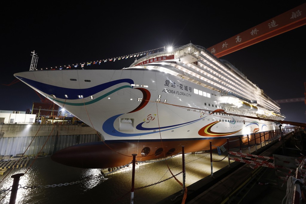 船坞内开始注水。中新社