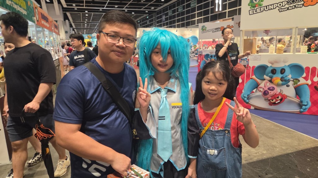 黃先生的兩位女兒均喜愛動漫,見動漫節在8號風球除下兩小時後重開,便與她們動身前來。 黃先生的兩位女兒均喜愛動漫,見動漫節在8號風球除下兩小時後重開,便與她們動身前來。