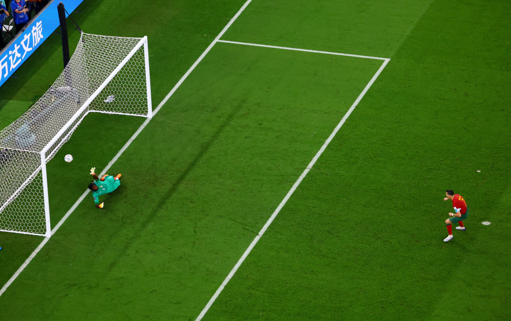  六十四分鐘，C朗拿度親自主射十二碼，勁射「中腰波」直飛球門左邊，助葡軍領先1:0。Reuters
