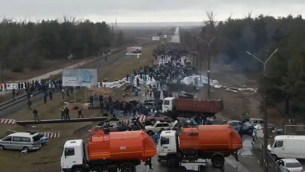 数百乌克兰民众集结堵住核电厂要道阻俄军攻占。网图