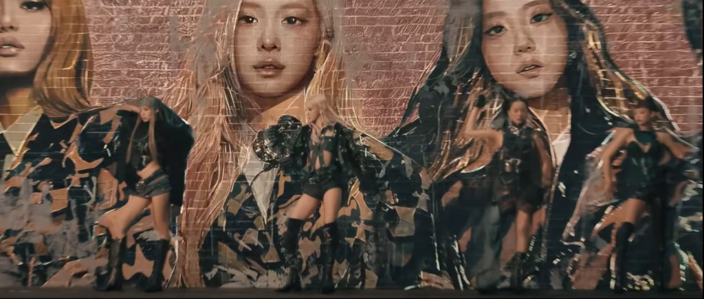 4人現真身後,鏡頭也是火速移近先拍Rosé的大特寫。 4人現真身後,鏡頭也是火速移近先拍Rosé的大特寫。