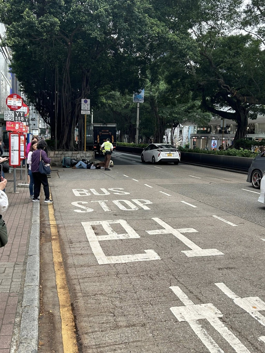 網上圖片可見外賣員及交通督導員均倒地。fb 馬路的事討論區