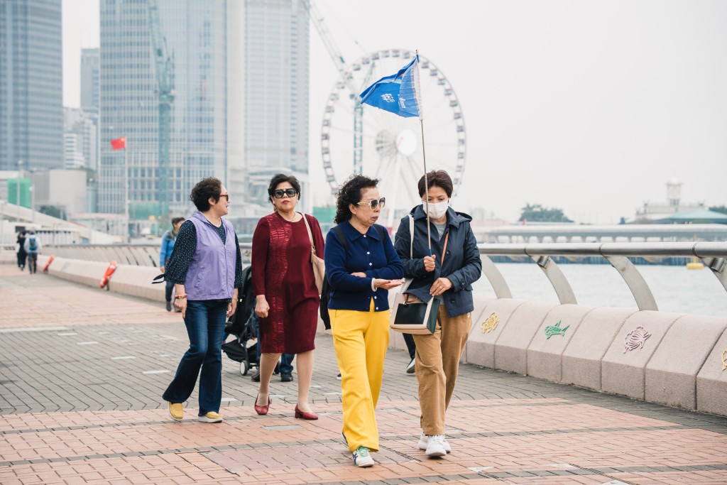 該區日間溫暖，本周中後期潮濕有霧。