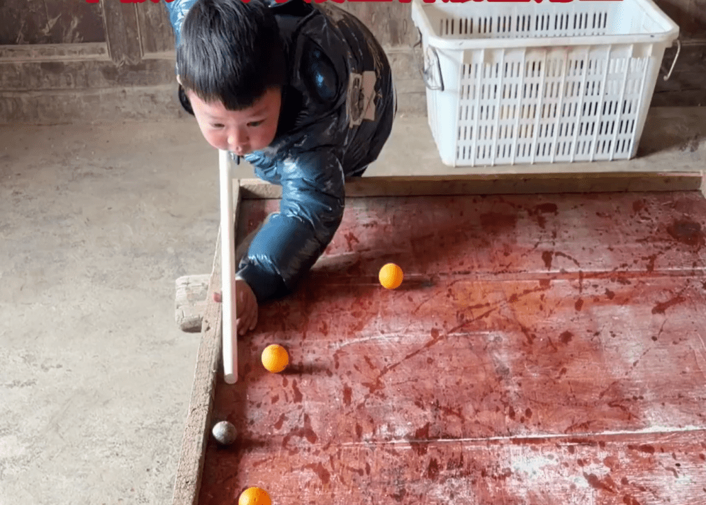 爺爺為孫自製「全手工」撞球枱。 爺爺為孫自製「全手工」撞球枱。