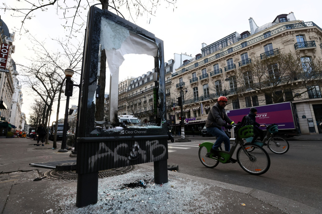 法國退休改革引發的全國示威過後，巴黎市內遺下碎裂的路邊廣告牌。 路透社