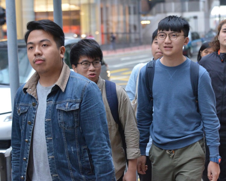 被捕成員從警署出來後會見記者。