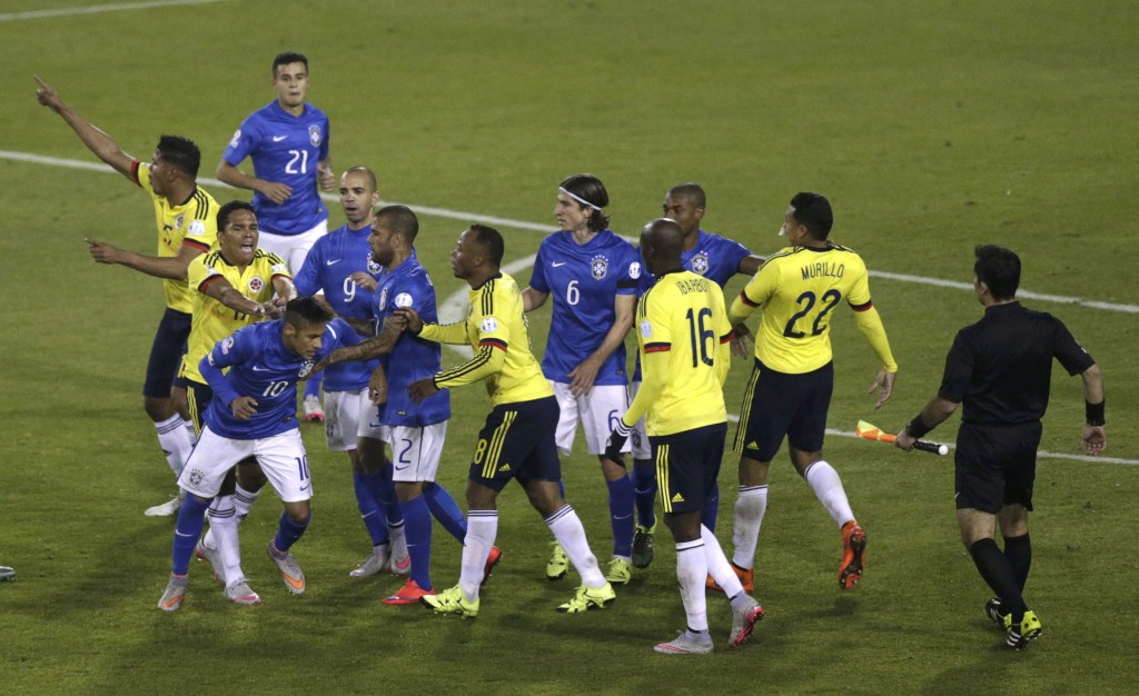 一五年美洲國家盃，尼馬於分組賽首輪貢獻一傳一射助球隊反勝秘魯。然而，他於次輪不敵哥倫比亞一仗因惡意將皮球省向對方球員，再發生爭執領紅，之後更被禁賽四場。在他缺席下，巴西於八強即被巴拉圭淘汰。Reuters資料圖片