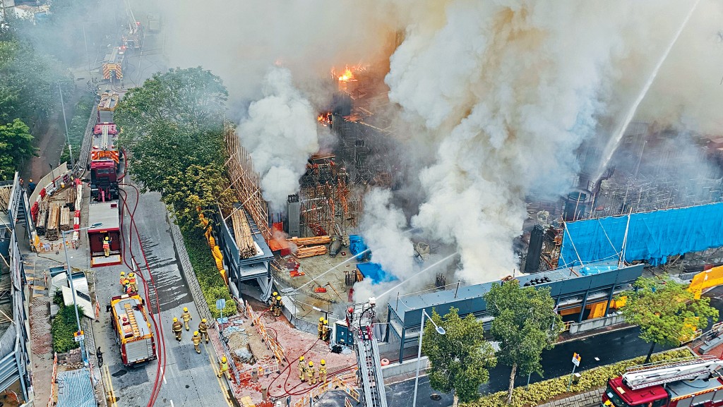 發生四級大火地盤火場面積大，且濃煙密布溫度極高，增加消防員撲救難度。