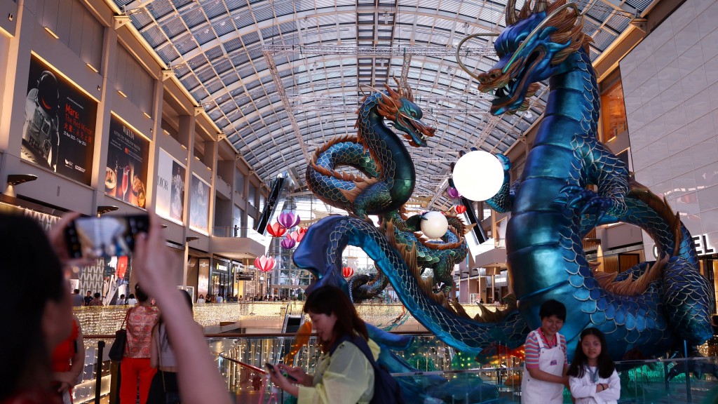 新加坡一個商場以40米巨龍作為農曆新年裝飾。 路透社