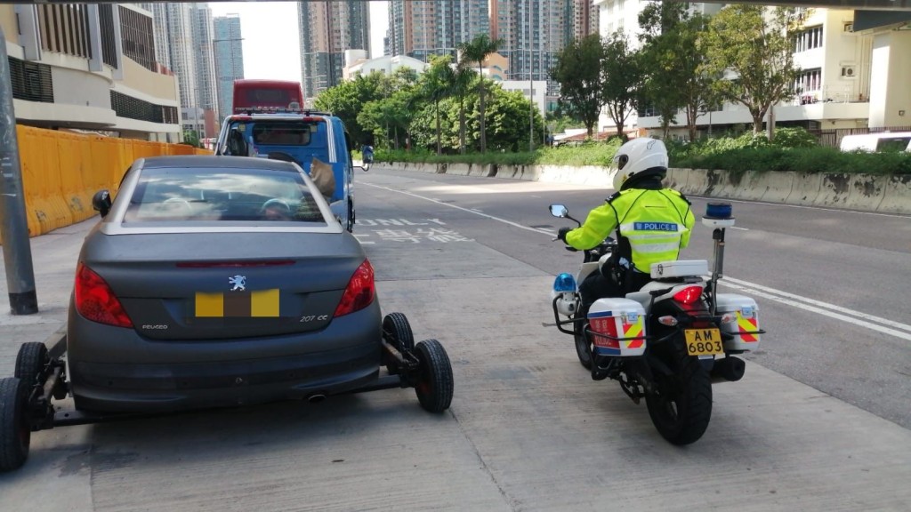 警方即時拖走十輛造成嚴重阻塞的車輛。警方提供圖片