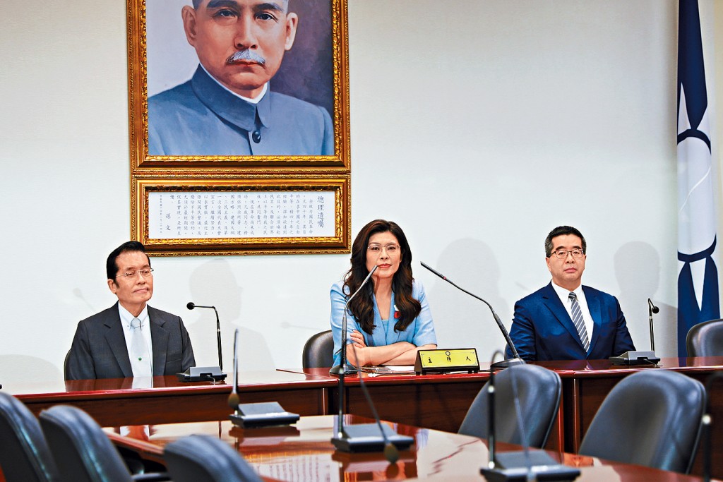 国民党主席郑丽文（中）表示接受习近平邀请，将于4月7日至12日访问大陆。