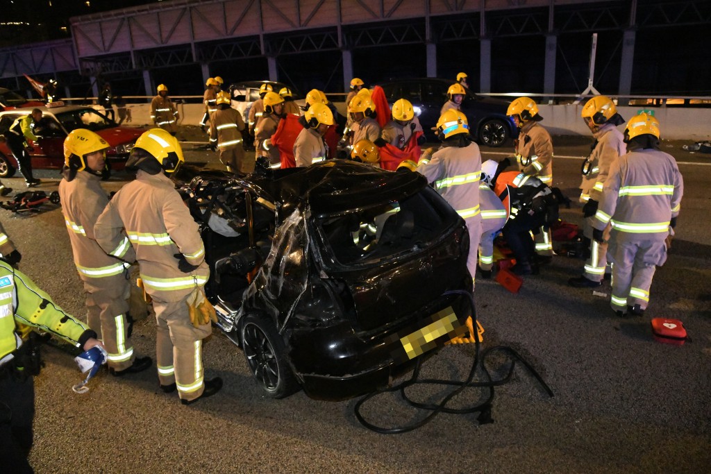 意外中嚴重受損的黑色私家車。黎志偉攝