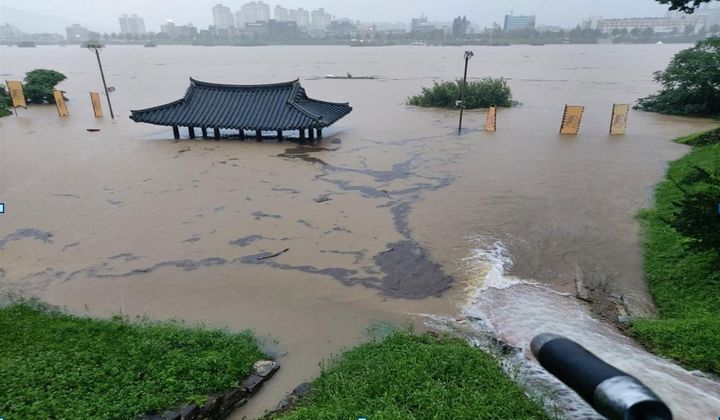 位於南韓忠清南道公州市的公山城「挽河樓」慘遭氾濫的錦江水淹沒。  圖：南韓文化財廳