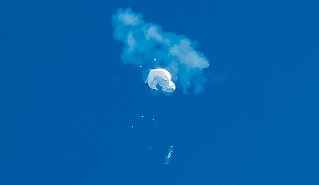 美國派出戰機發射導彈，在大西洋上空擊落中國氣球。