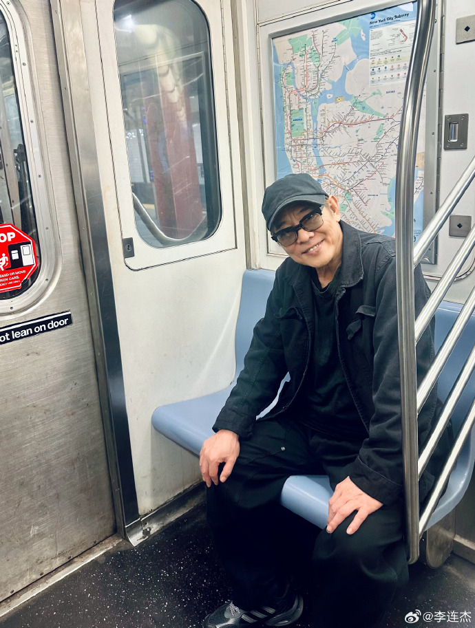 李連杰悠閒地坐地鐵,以為自己沒有人記得。 李連杰悠閒地坐地鐵,以為自己沒有人記得。