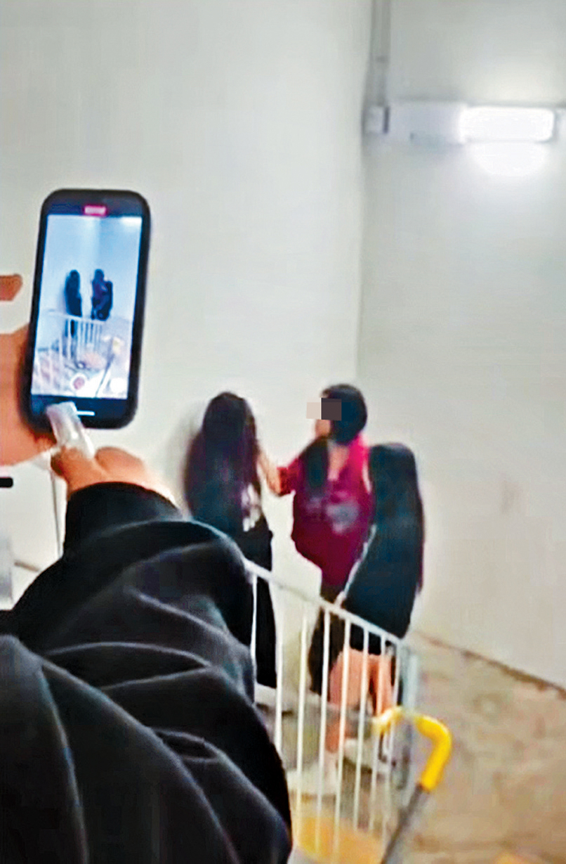 被欺凌少女遭多次掌掴，其后负责拍摄的男童党取出气枪，从高处指向受害少女。