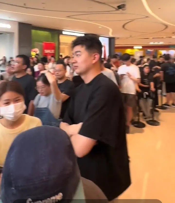 大批顧客排隊數小時等杭州的泡泡瑪等新店開張。小紅書 大批顧客排隊數小時等杭州的泡泡瑪等新店開張。小紅書