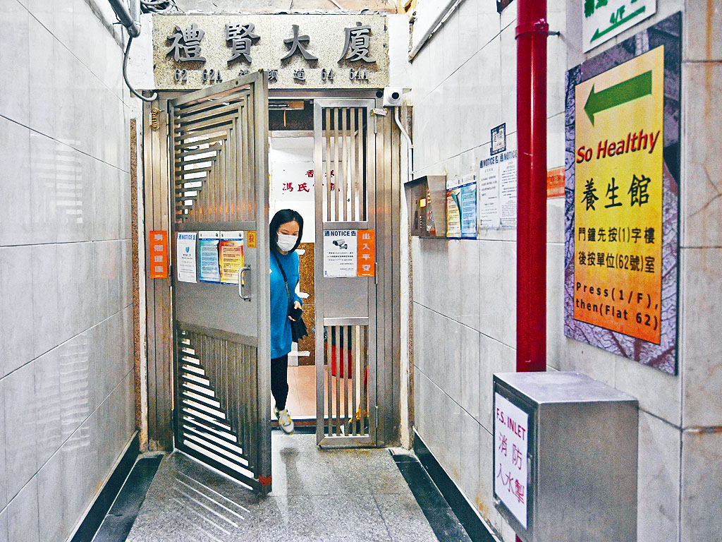 ■昨日確診日籍空姐居於銅鑼灣禮頓道禮賢大廈的一間劏房。