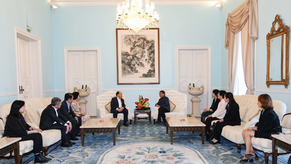 賀一誠與中國駐葡萄牙大使趙本堂會面。澳門新聞處圖片