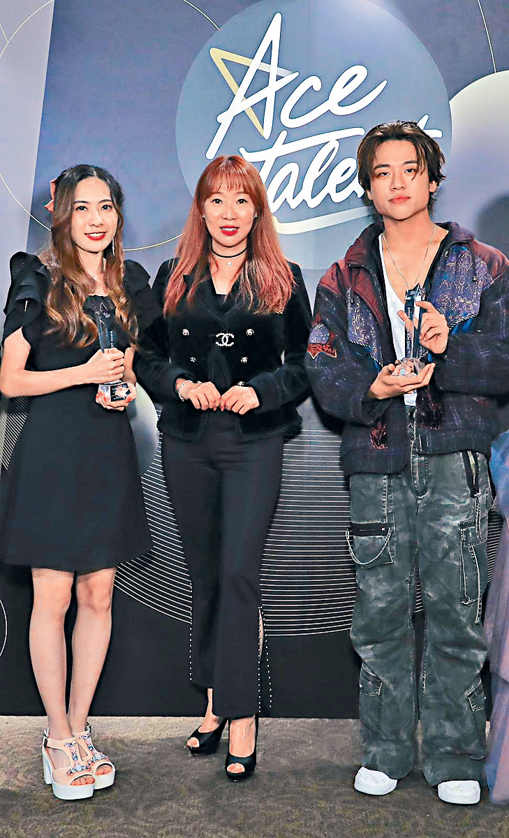 Ian Hannz曾贏得唐安麒（中）公司舉辦的ACE TALENT演藝模特大賽亞軍。