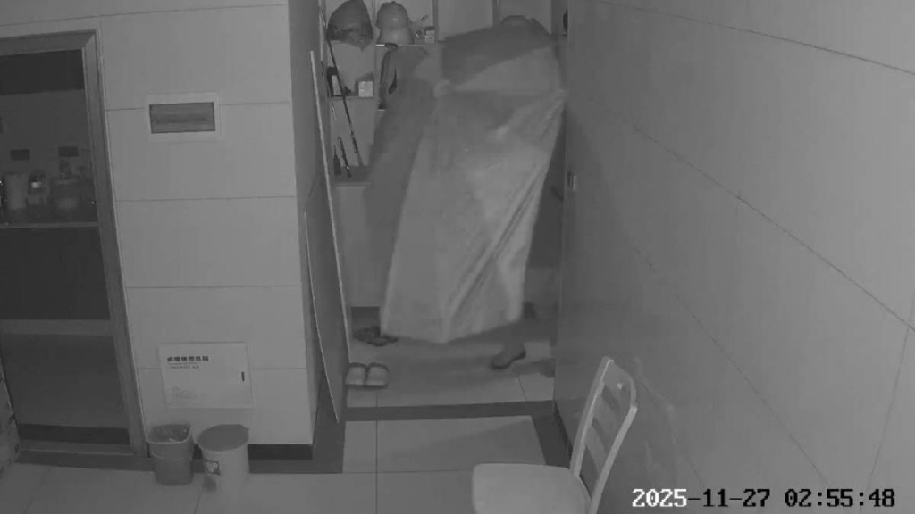 小偷入屋後發現有監控後，再找太陽傘遮擋容貎把鏡頭偷走。抖音＠曉曉