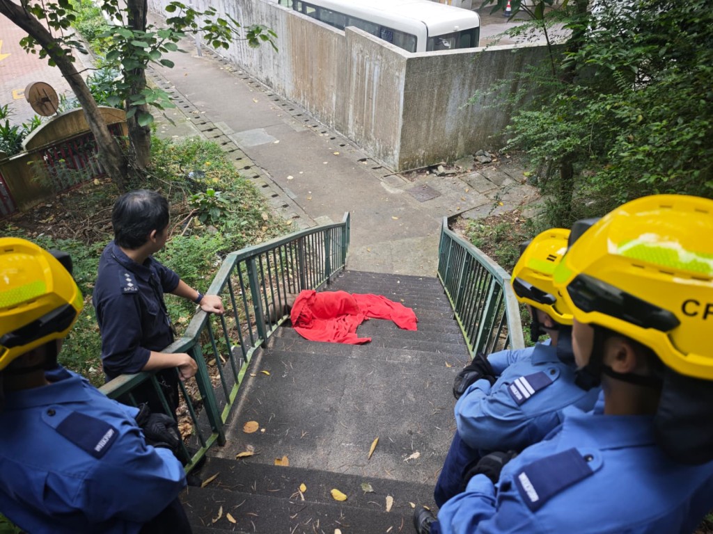 消防通知愛協人員到場。 消防通知愛協人員到場。