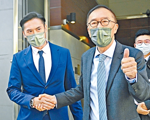 被告潘梓鋒(左)獲准自簽守行為三年,旁為其代表資深大律師清洪。