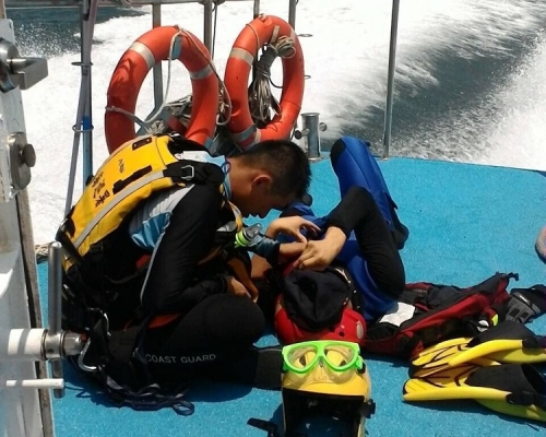 台灣空勤總隊執行吊掛訓練時2名隊員意外墮海受傷。網上圖片