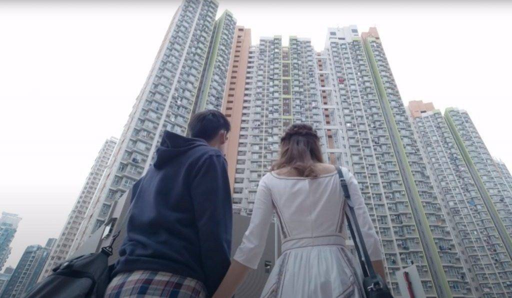 有網民提出以「奇招」解決:「即刻結婚變返二人家庭咪唔超囉!」 (《香港愛情故事》劇照) 有網民提出以「奇招」解決:「即刻結婚變返二人家庭咪唔超囉!」 (《香港愛情故事》劇照)