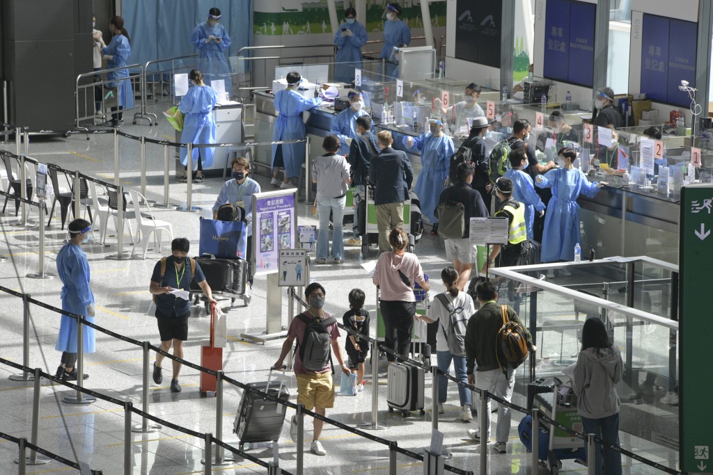 新冠疫情期间，香港机场旅客入境一度须接受检测。资料图片