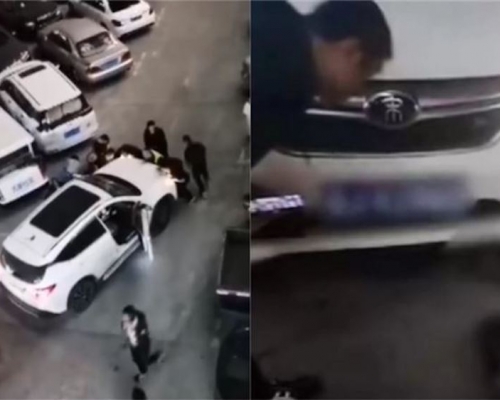 十多人合力抬起起私家車救出男童。網圖
