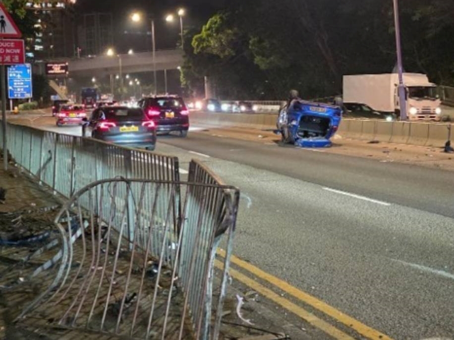 現場所見一段欄杆被撞毀。FB:Anndee Cheung@香港交通突發報料區突發事故資迅谷 現場所見一段欄杆被撞毀。FB:Anndee Cheung@香港交通突發報料區突發事故資迅谷