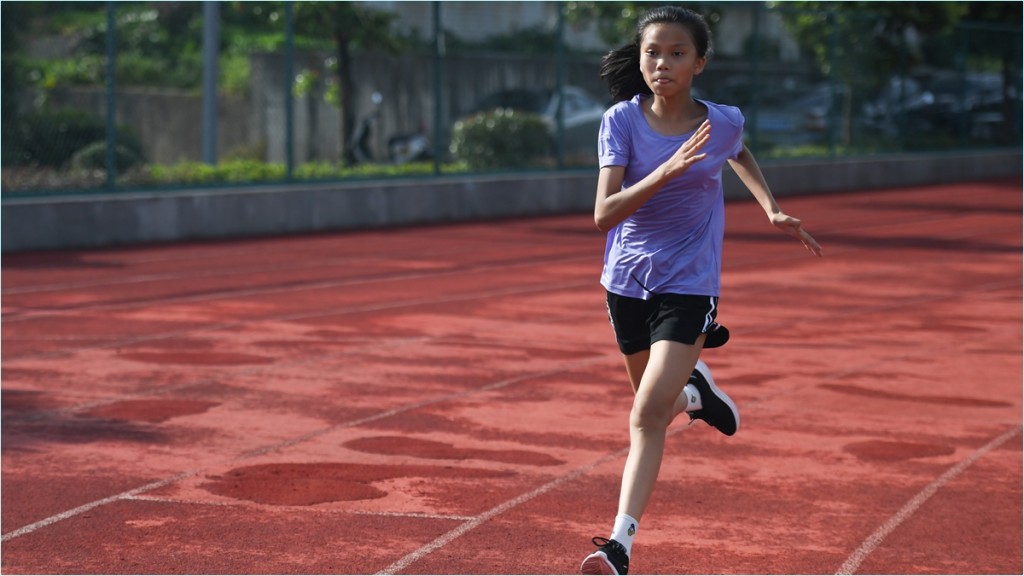 新手初初練跑時，因為心肺功能關係，可能起跑不久便心跳大升，這時便要減速。