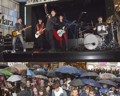 Mr.分开3年再合体，获大批粉丝冒雨支持。