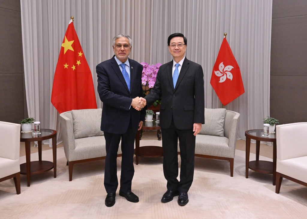 李家超(右)今日與巴基斯坦副總理兼外長達爾(左)會面。政府新聞處 李家超(右)今日與巴基斯坦副總理兼外長達爾(左)會面。政府新聞處