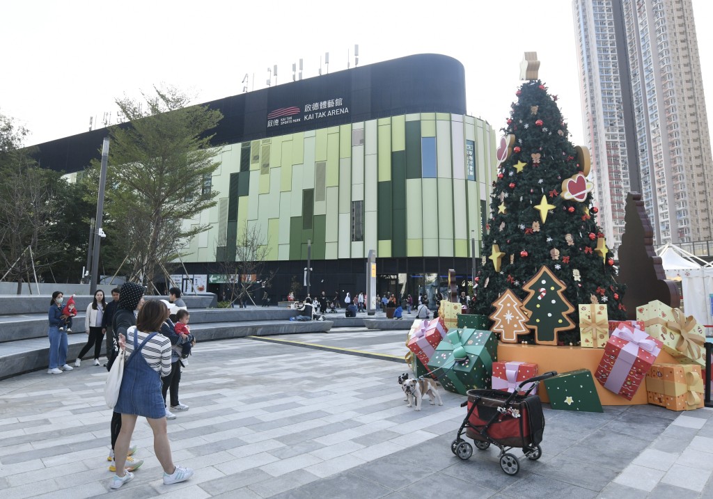 啟德體藝館前有一棵聖誕樹，吸引市民遊客打卡。
