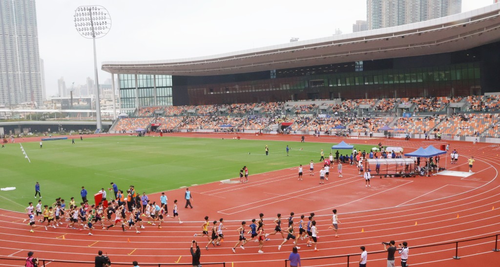 啟德青年運動場首辦田徑賽，圖為男子5000米正在進行中。