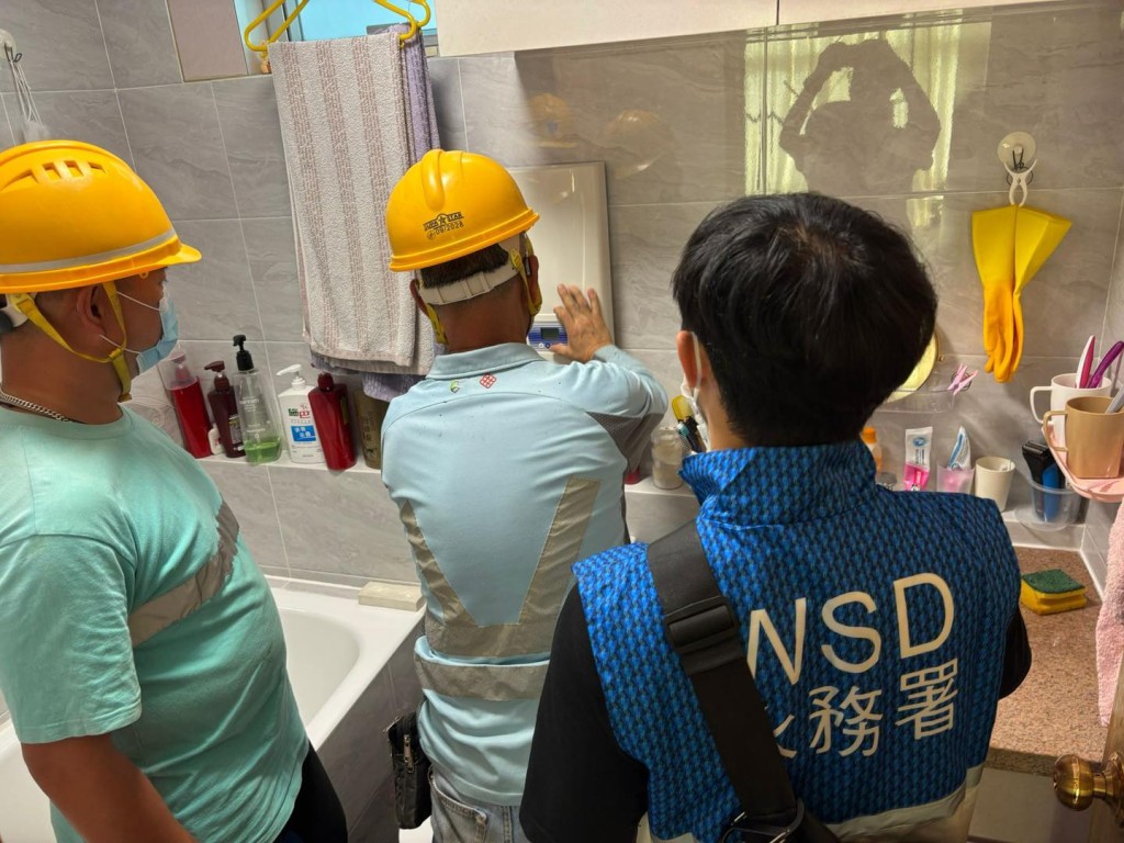 截至下午6時,署方協助清理逾300戶的水錶及120戶的電熱水爐入水位。滴惜仔FB 截至下午6時,署方協助清理逾300戶的水錶及120戶的電熱水爐入水位。滴惜仔FB