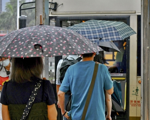 有港媽發文指接小朋友放學乘搭巴士時，因雨天關係一度手忙腳亂，幸獲熱心乘客出手相助。資料圖片