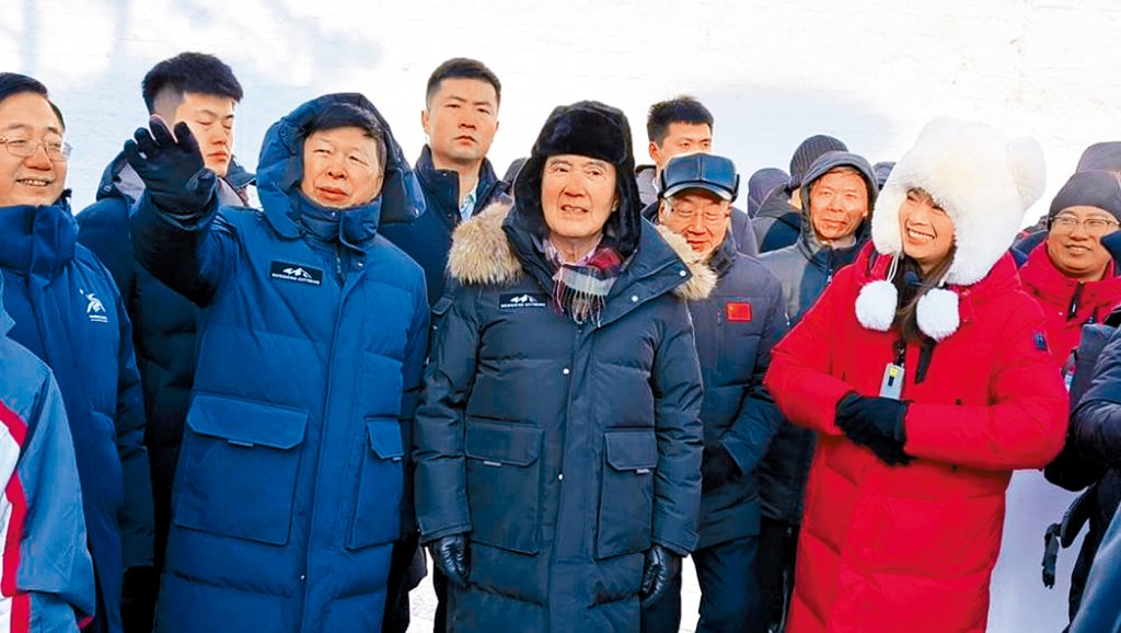 馬英九與國台辦主任宋濤（左）一起看冰雕。