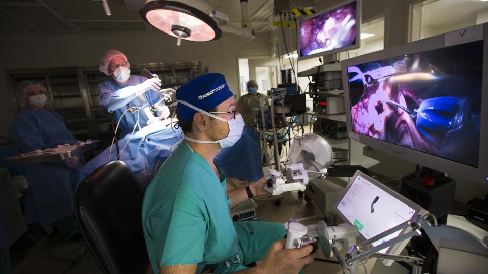 手術歷時約2小時，在模擬手術過程中，6名外科醫生在地面實驗室分別遙控這個名為太空MIRA的機械人。網上圖片