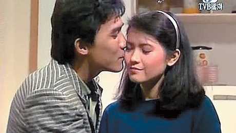 藍潔瑛(右)與梁朝偉(左)拍攝《家有嬌妻》。