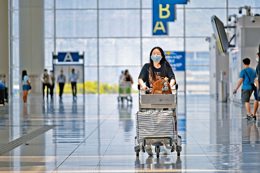 航空公司因應新措施，增加本港前往內地城市航班，安排學生經特定途徑優先訂票。