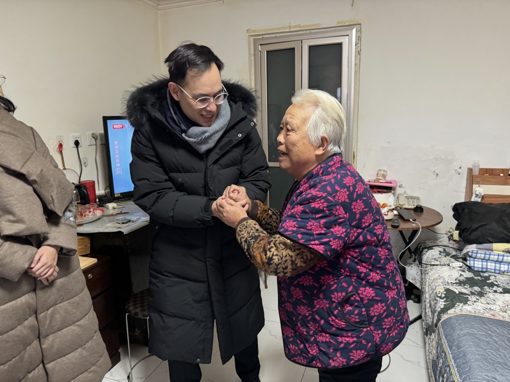 杨政龙向独居老人送上节日祝福。