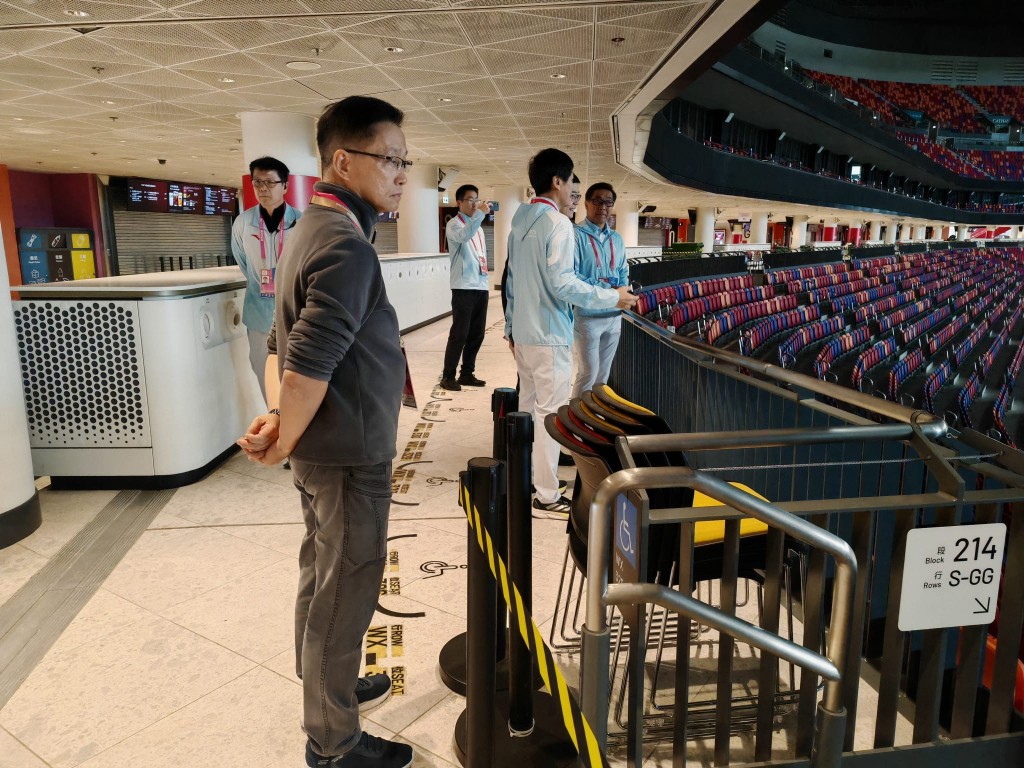 啟德體育園保安及關鍵電腦系統總監余達松,獲頒發行政長官社區服務獎狀,表彰他對第十五屆全國運動會及全國第十二屆殘疾人運動會暨第九屆特殊奧林匹克運動會籌備工作的貢獻。 啟德體育園保安及關鍵電腦系統總監余達松,獲頒發行政長官社區服務獎狀,表彰他對第十五屆全國運動會及全國第十二屆殘疾人運動會暨第九屆特殊奧林匹克運動會籌備工作的貢獻。