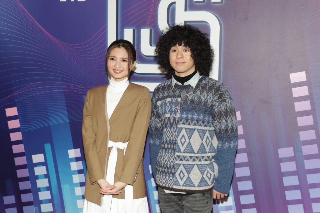 Mike和黃妍為《勁歌金曲》錄影，兼為4月頒獎禮拉票。